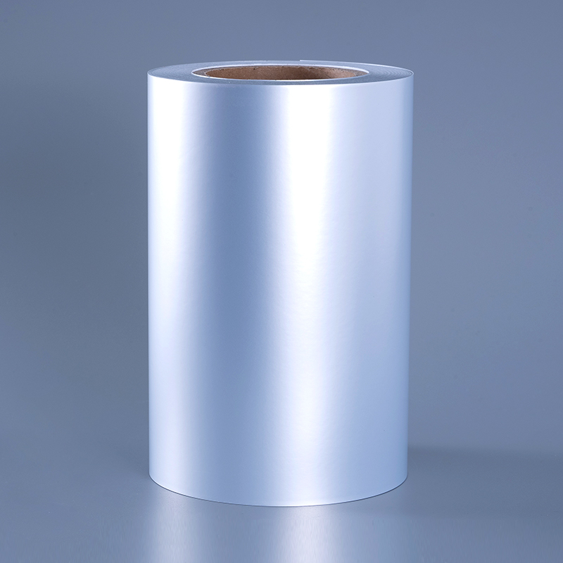 50-микронная матовая серебряная полиэфирная пленка премиум-класса, самоклеящаяся пленка с акриловым клеем на основе растворителя, устойчивая к спирту и высоким температурам.