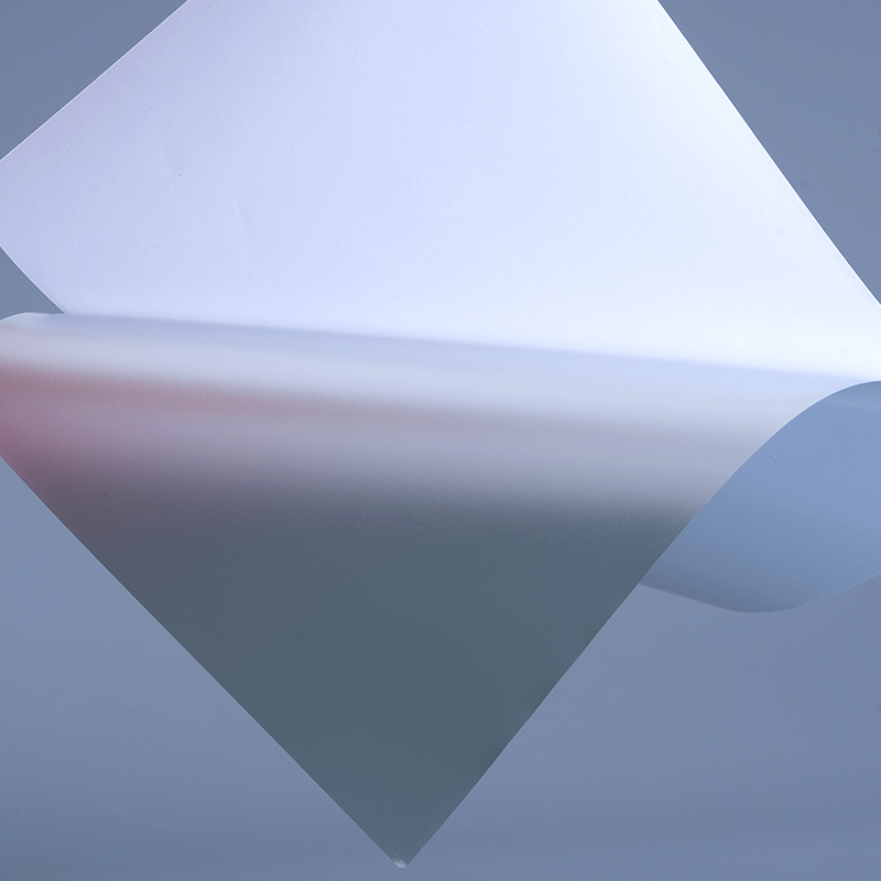 50-микронная матовая серебряная пленка для этикеток из ПЭТ с акриловым клеем на водной основе для УФ-струйной печати